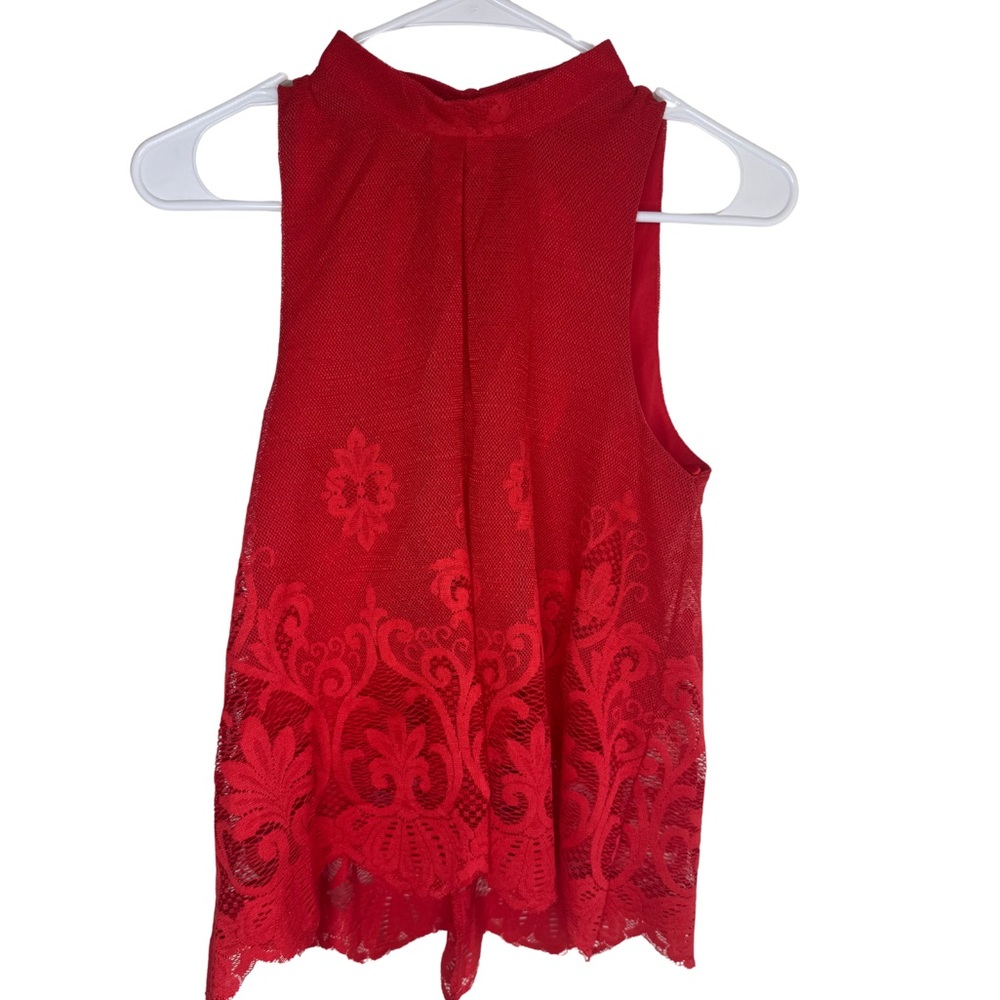 FLOWY LACE TOP WITH KEYHOLE BACK SMALL